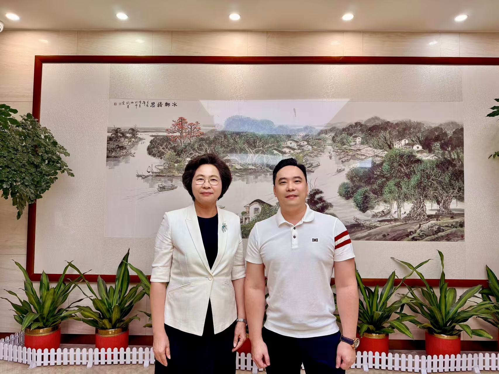 广东侨办主任庞国梅会见杨涛会长